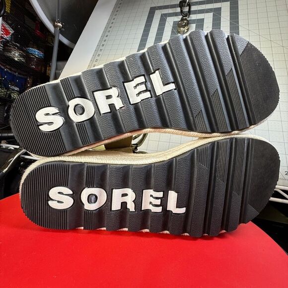 SOREL® | CAMERON™ WEDGE SANDAL | OLIVE/BLK/OFF-WHT | SUEDE | XLNT | - Picture 13 of 16